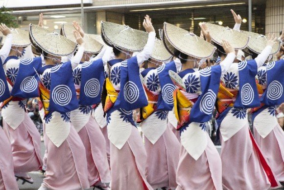 阿波踊り2017芸能人やゲストの会場は?日程や交通規制は?