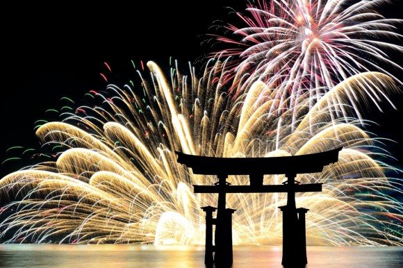 宮島水中花火大会2019穴場スポットとベストな場所取りは?