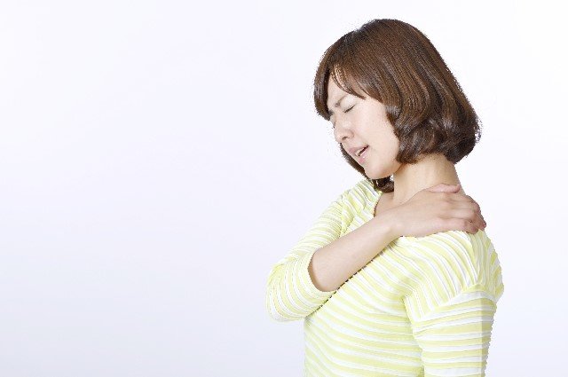肩が痛い時の原因と効果的な治し方!湿布は何が良いの?