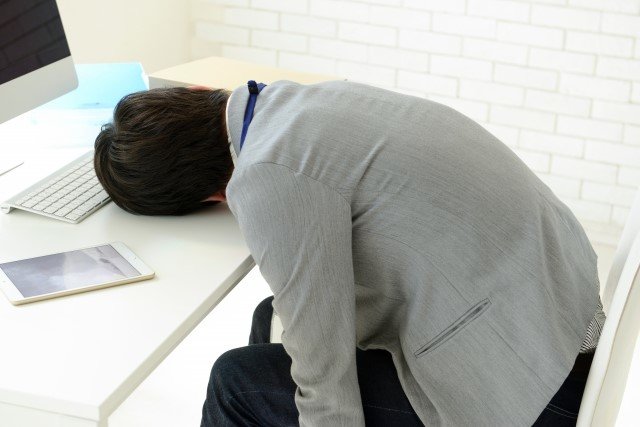 寝ても体の疲れが取れない原因と効果的な解消法や食べ物!