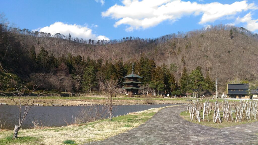 まほろば古の里歴史公園の遊歩道から望む安久津八幡神社と山並み