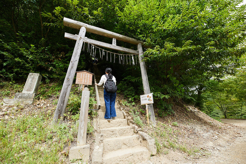 大内宿の見晴台へ向かう石段
